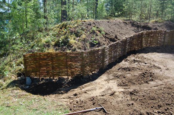 Tolvasen Pajutila
Vitsi�l�, Ristiina
Punottu aita
Siperianpaju
Pajuaita