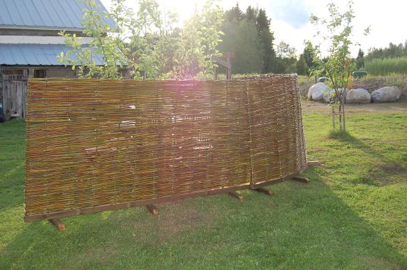 Tolvasen Pajutila
Vitsi�l�, Ristiina
Kevyt liikuteltava sermi
Siperianpaju