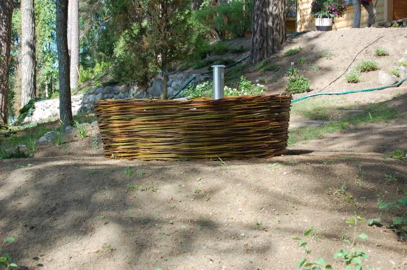 Tolvasen Pajutila
Vitsi�l�, Ristiina
Aita kaivon ymp�rill�
Siperianpaju