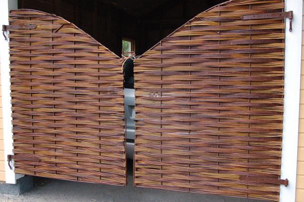 Autokatoksen ovet pajusta